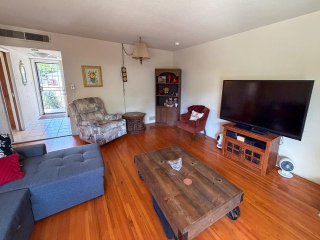 4326 N 5th Street N, Fresno, CA 93726