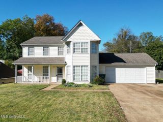 8735 W Five Oaks Drive, Southaven, MS 38671