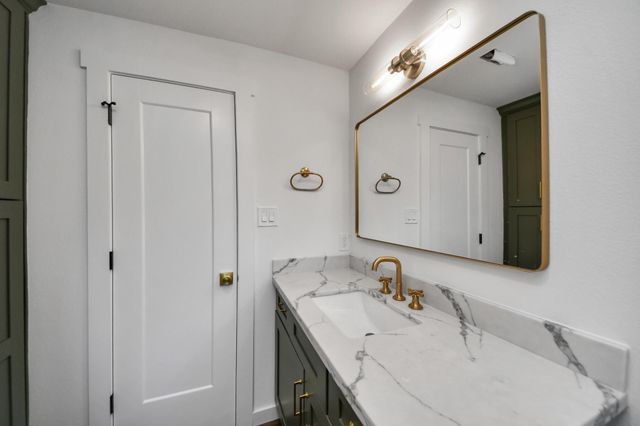 1015 E 32nd Street, Houston, TX 77022