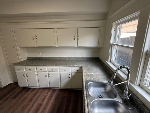 860 W 56th, Los Angeles, CA 90037