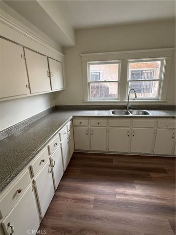 860 W 56th, Los Angeles, CA 90037