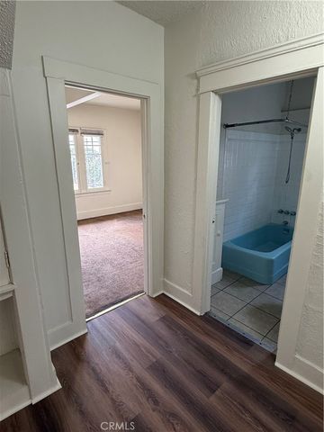 860 W 56th, Los Angeles, CA 90037