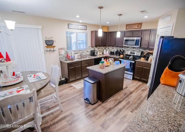 261 Boulders West Dr, Shepherdsville, KY 40165