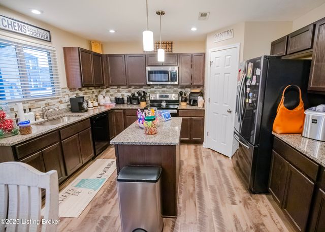 261 Boulders West Dr, Shepherdsville, KY 40165