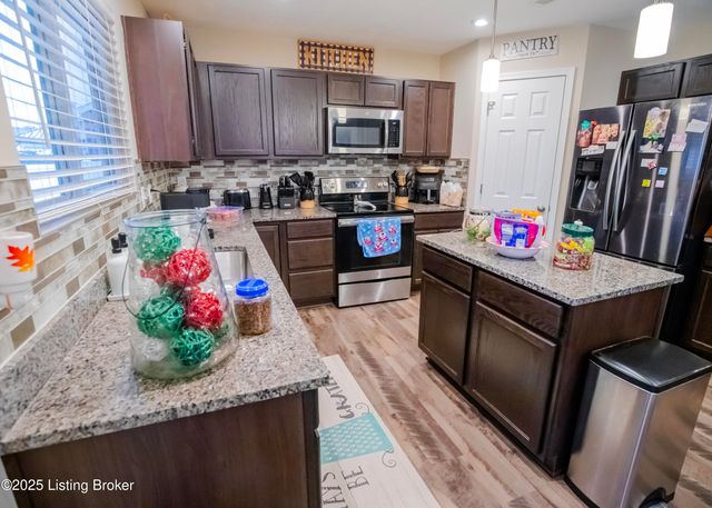 261 Boulders West Dr, Shepherdsville, KY 40165