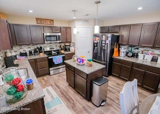 261 Boulders West Dr, Shepherdsville, KY 40165