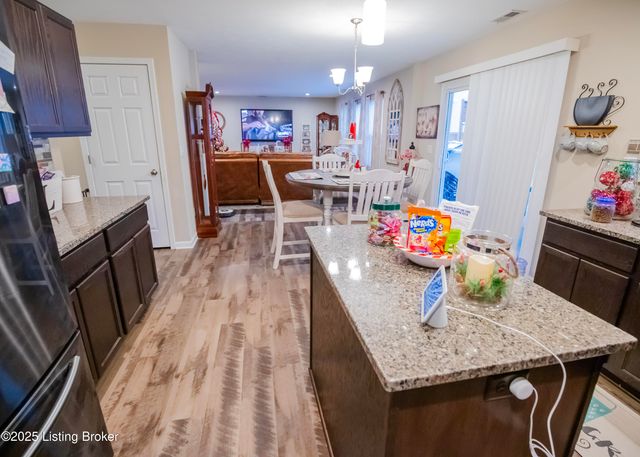 261 Boulders West Dr, Shepherdsville, KY 40165