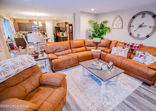 261 Boulders West Dr, Shepherdsville, KY 40165