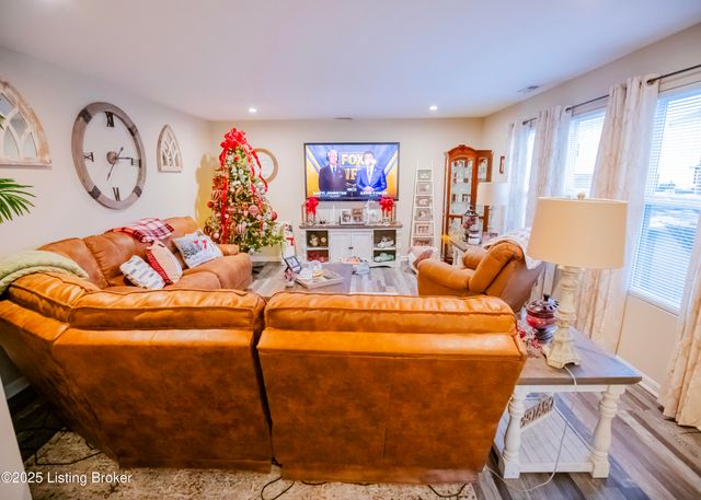 261 Boulders West Dr, Shepherdsville, KY 40165