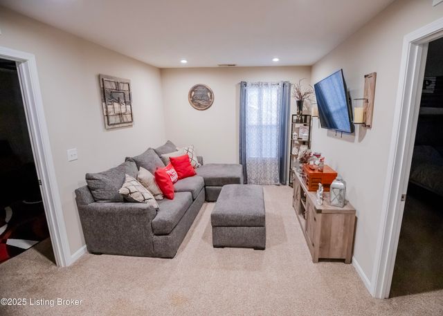 261 Boulders West Dr, Shepherdsville, KY 40165