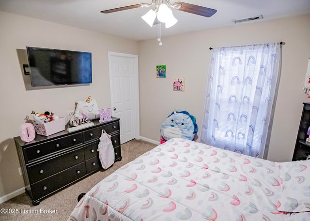 261 Boulders West Dr, Shepherdsville, KY 40165