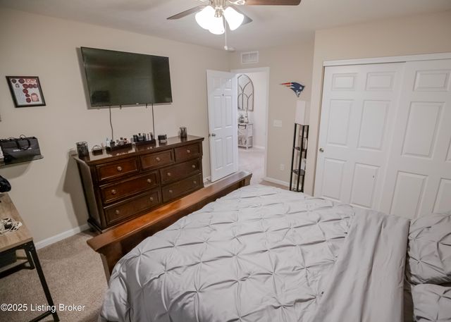 261 Boulders West Dr, Shepherdsville, KY 40165