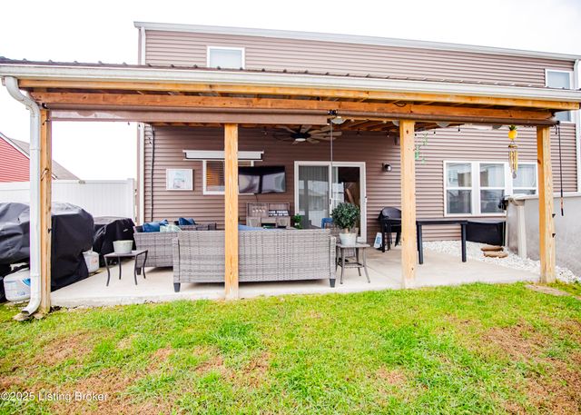 261 Boulders West Dr, Shepherdsville, KY 40165