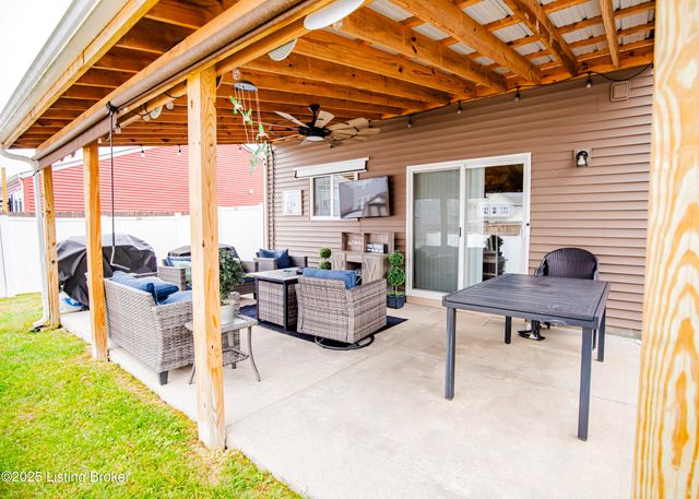 261 Boulders West Dr, Shepherdsville, KY 40165