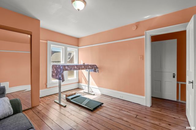 1217 W GILBERT Avenue, Peoria, IL 61604