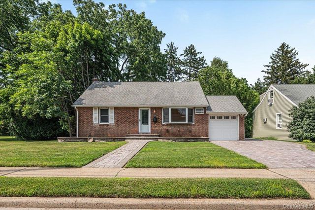 9 Tudor Road, Farmingdale, NY 11735
