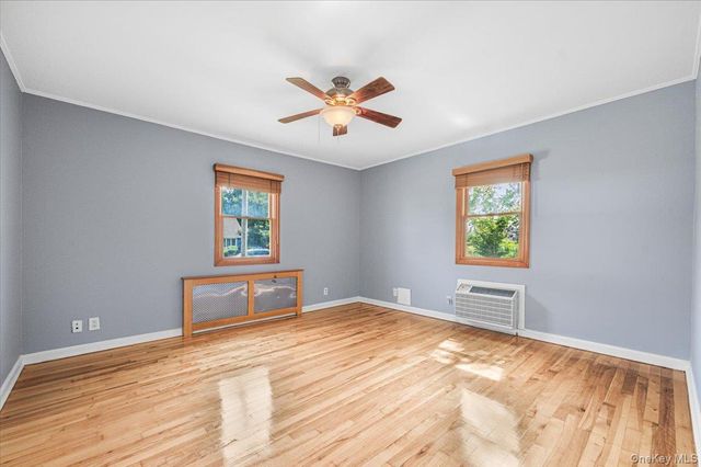 9 Tudor Road, Farmingdale, NY 11735