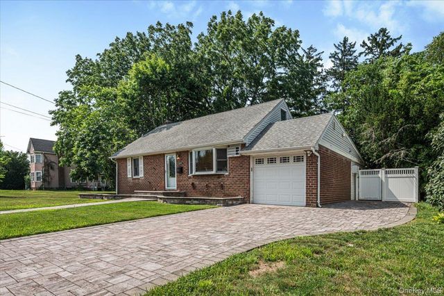 9 Tudor Road, Farmingdale, NY 11735