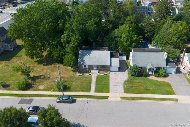 9 Tudor Road, Farmingdale, NY 11735