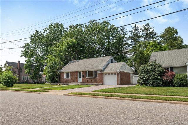 9 Tudor Road, Farmingdale, NY 11735