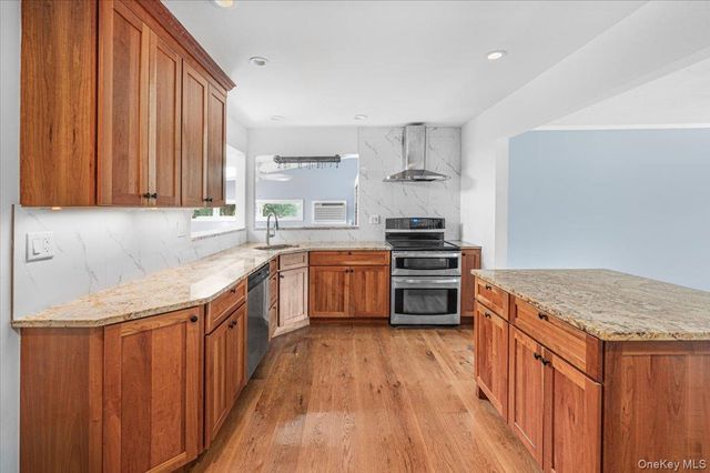 9 Tudor Road, Farmingdale, NY 11735