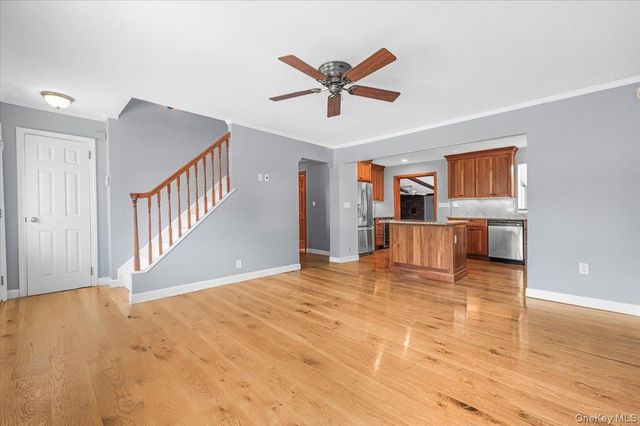9 Tudor Road, Farmingdale, NY 11735
