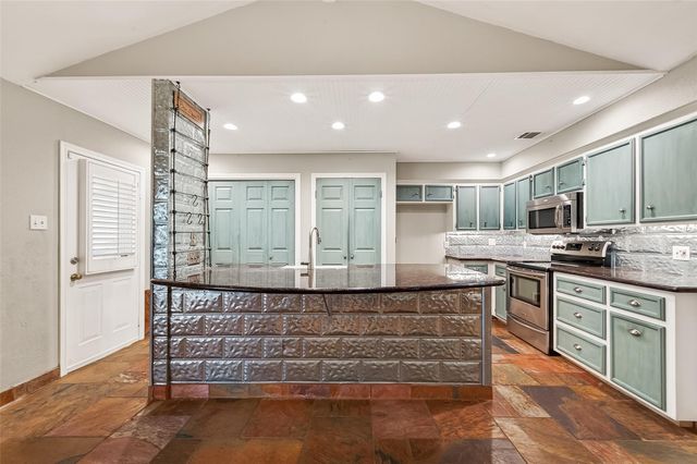 1142 Pinecroft Drive, Sugar Land, TX 77498