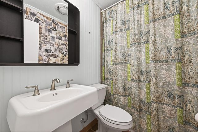 1142 Pinecroft Drive, Sugar Land, TX 77498