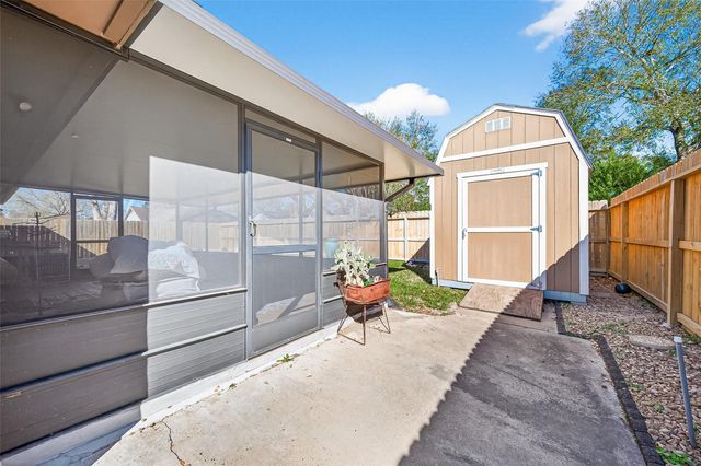 1142 Pinecroft Drive, Sugar Land, TX 77498