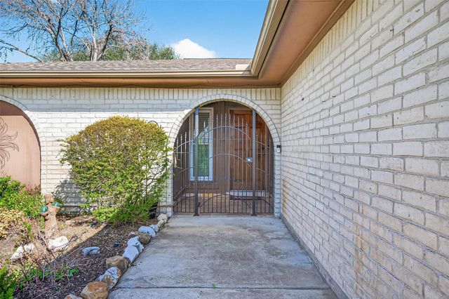 1142 Pinecroft Drive, Sugar Land, TX 77498