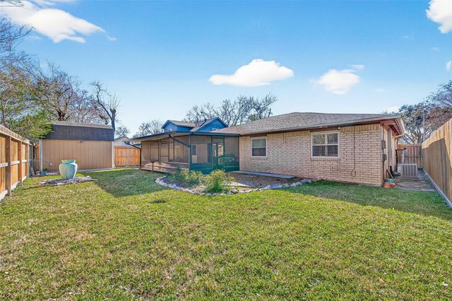 1142 Pinecroft Drive, Sugar Land, TX 77498