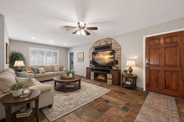 1142 Pinecroft Drive, Sugar Land, TX 77498