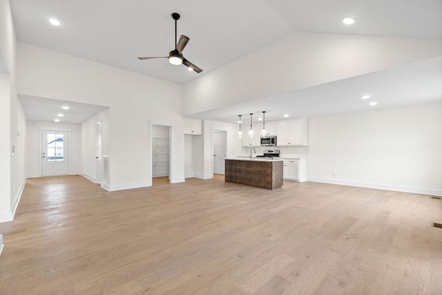 907 Bankside Dr, Clarksville, TN 37043