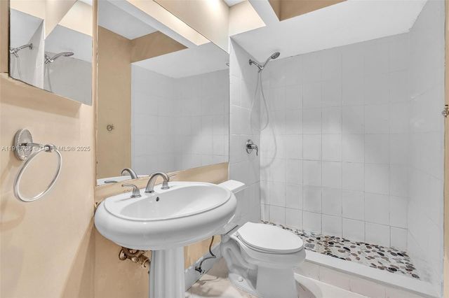 8249 NW 200th Ter, Hialeah, FL 33015