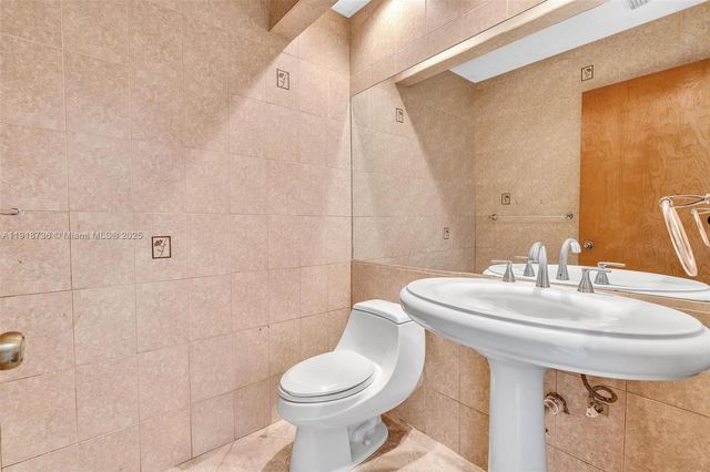 8249 NW 200th Ter, Hialeah, FL 33015