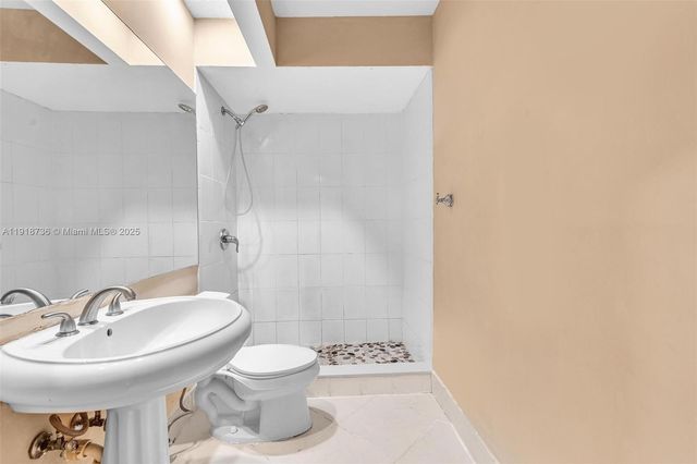 8249 NW 200th Ter, Hialeah, FL 33015