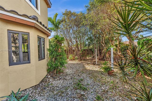 8249 NW 200th Ter, Hialeah, FL 33015