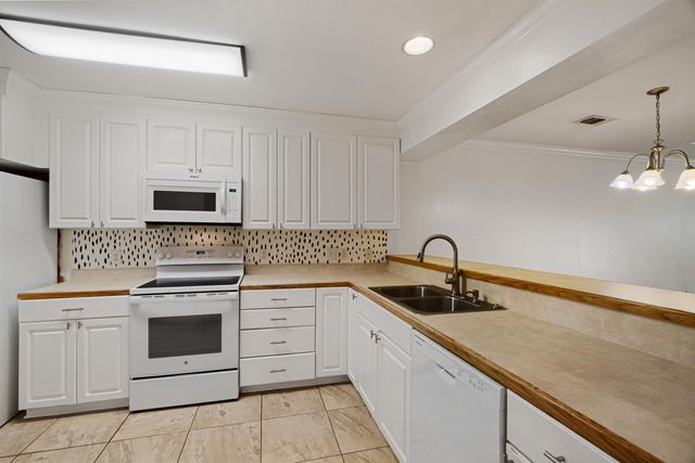 308 Sweetwater Ln., Hattiesburg, MS 39402