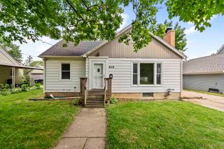 915 W 9th Street, Cedar Falls, IA 50613