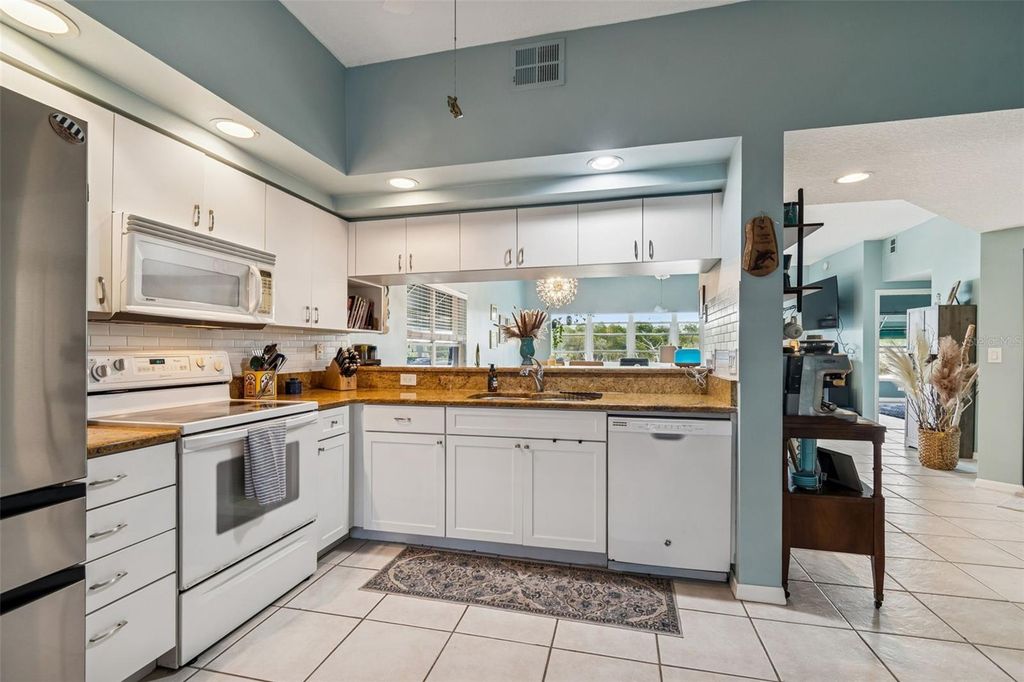 Image 13 of property listing at 6499 99TH WAY N 18B, St Petersburg, FL 33708