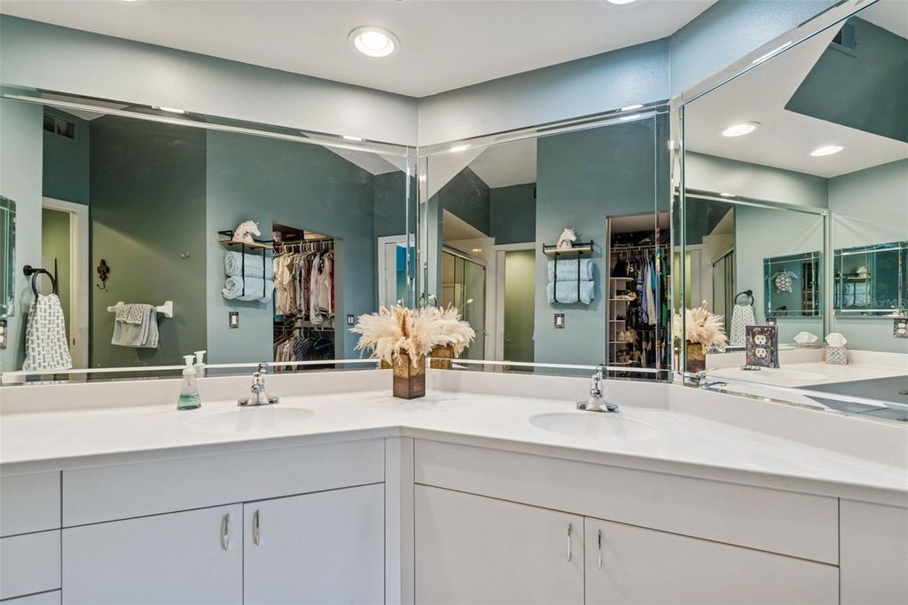 Image 33 of property listing at 6499 99TH WAY N 18B, St Petersburg, FL 33708