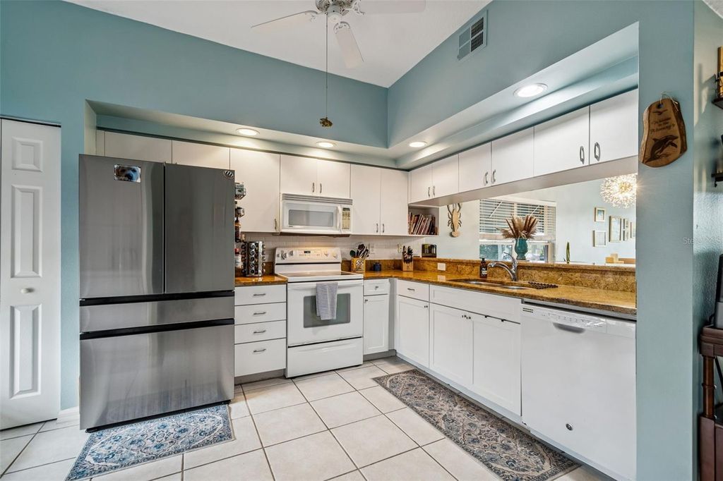 Image 7 of property listing at 6499 99TH WAY N 18B, St Petersburg, FL 33708