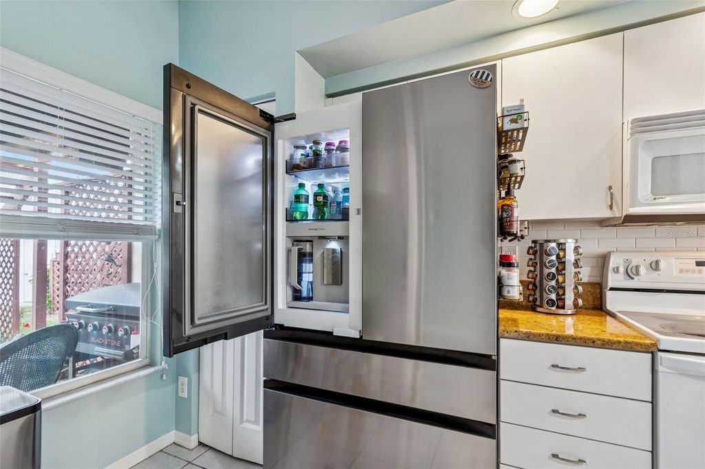 Image 10 of property listing at 6499 99TH WAY N 18B, St Petersburg, FL 33708