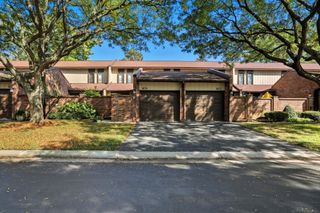 1105 Kirts Boulevard C, Troy, MI 48084