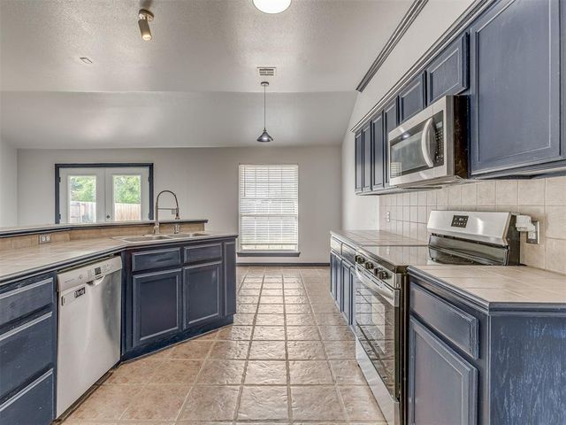 2200 Scissortail Landing Drive, Edmond, OK 73012