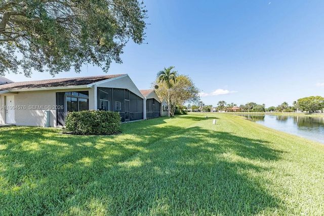 518 Woodgate Cir E, Sunrise, FL 33326