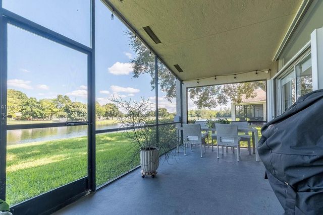 518 Woodgate Cir E, Sunrise, FL 33326