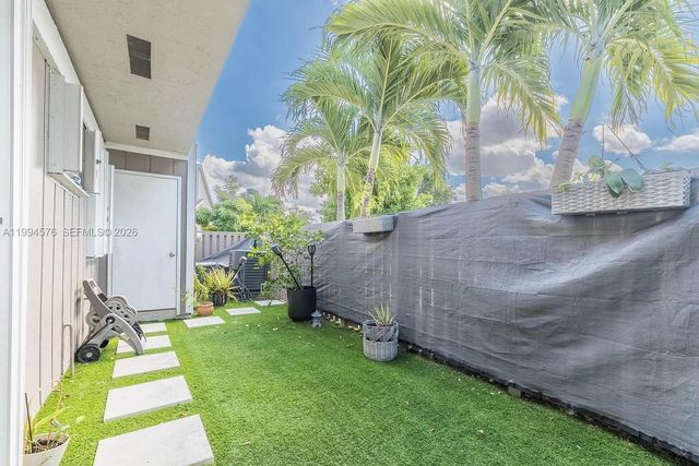 518 Woodgate Cir E, Sunrise, FL 33326