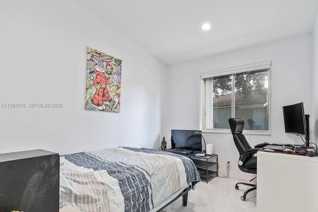 518 Woodgate Cir E, Sunrise, FL 33326