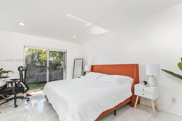 518 Woodgate Cir E, Sunrise, FL 33326